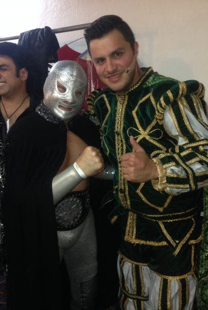 Aquí lo vemos con su atuendo, ¿qué tal se ve?