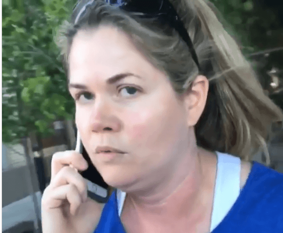 Reportó a una niña negra a la policía por vender botellas de agua frente a su casa