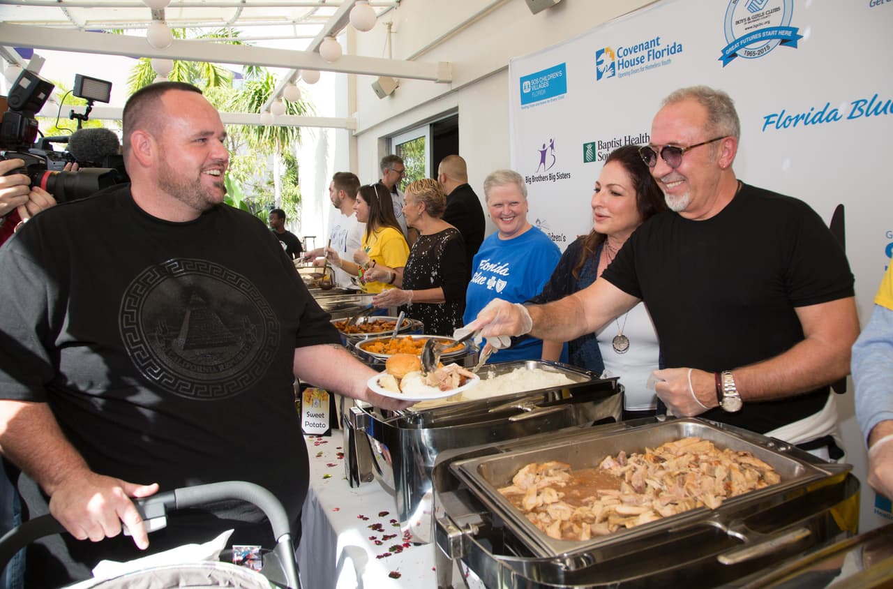 Entregaron comida a familias y gente sin hogar durante el Día de Acción de Gracias.