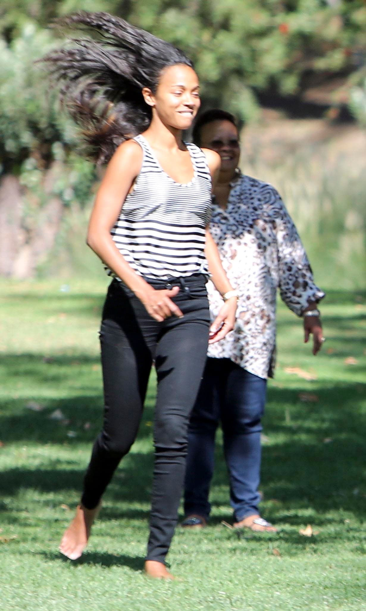 La latina tenía que apresurarse para que no corrieran mucho los pequeñitos.