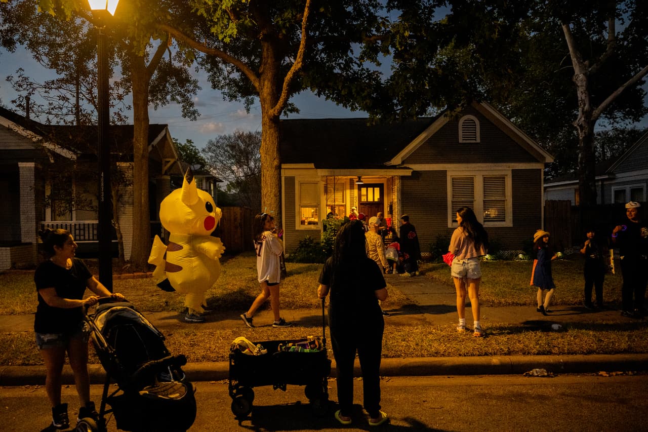 Al salir a pedir dulces, se recomienda que los niños sigan una ruta que les sea conocida en el vecindario.