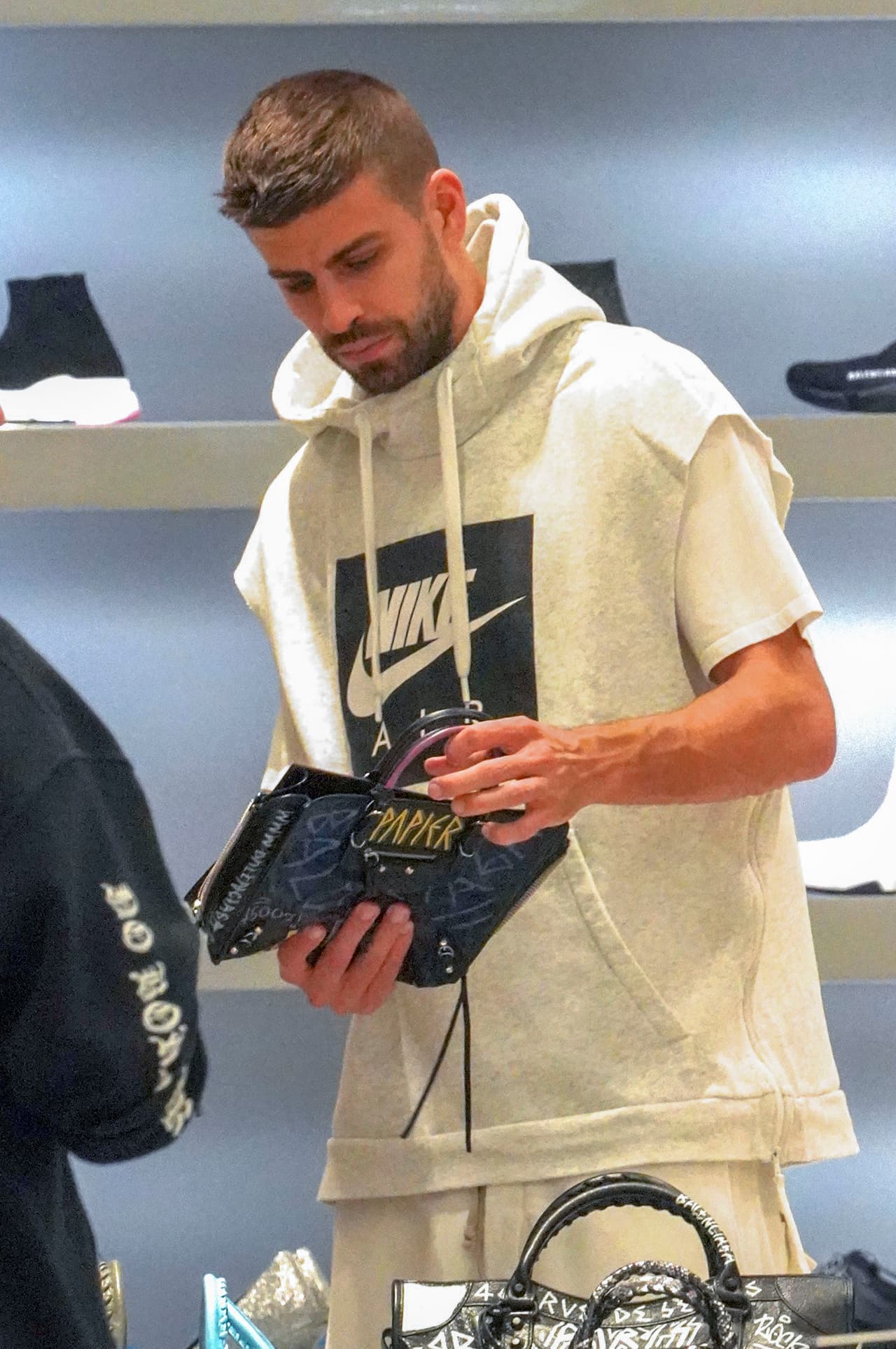 El papá de Milan y Sasha revisó el bolso y tuvo varias preguntas para el empleado que lo atendió.