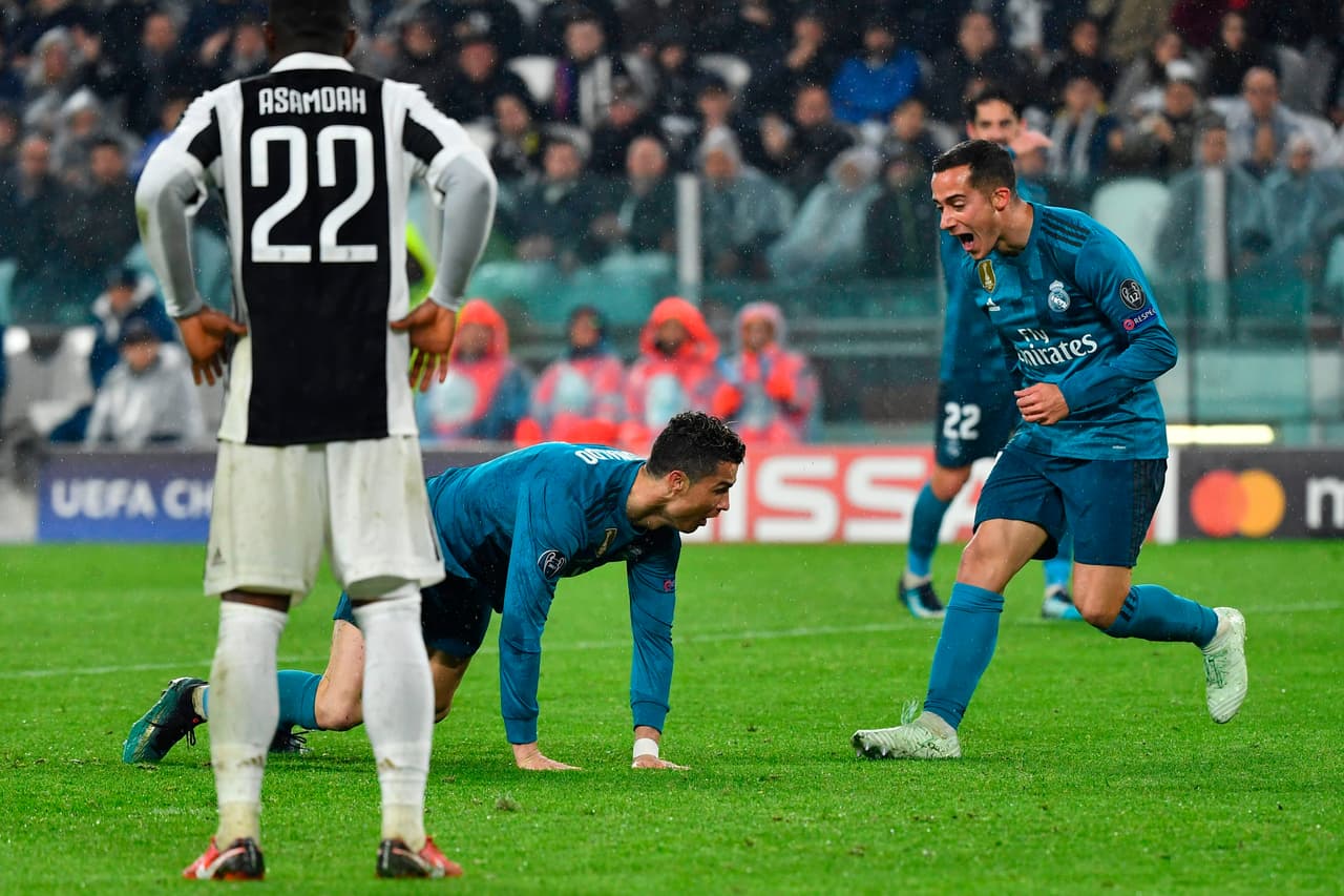 Paso 8: levantarte para celebrar con mucha alegría junto a tus compañeros un golazo.