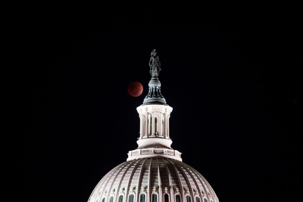 Es la primera vez en la historia de EEUU que un eclipse total lunar coincide con el día de las elecciones, destacó EarthSky.org. 
<b><a href="https://www.univision.com/noticias/politica/en-vivo-ultimas-noticias-elecciones-medio-termino-estados-unidos-8-de-noviembre">Sigue aquí nuestra cobertura en directo sobre las elecciones de medio término.</a></b>