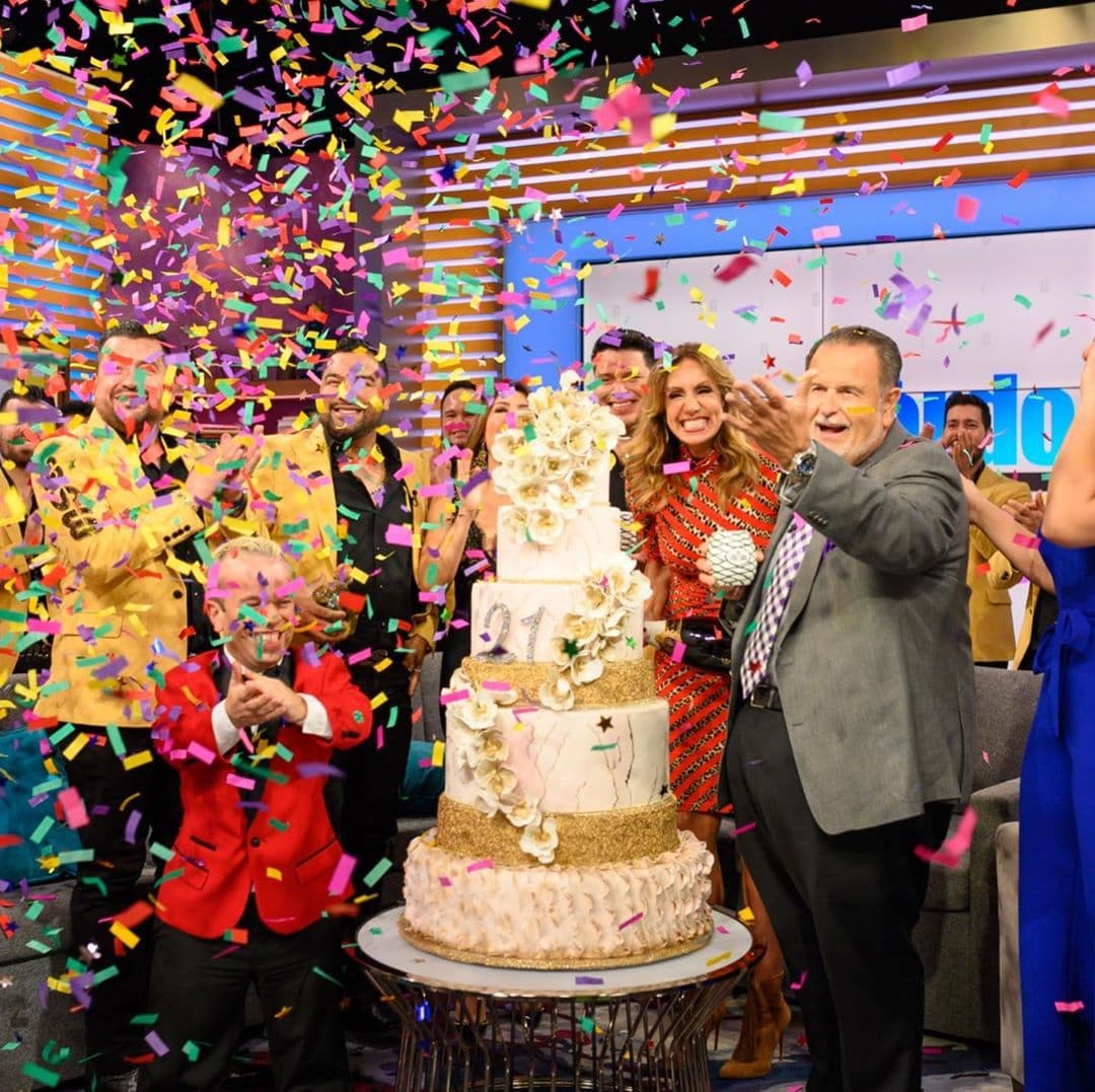 “Hoy celebrando 21 años desde que comenzara nuestro programa un 21 de septiembre de 1998”, recordó Lili Estefan en la publicación.