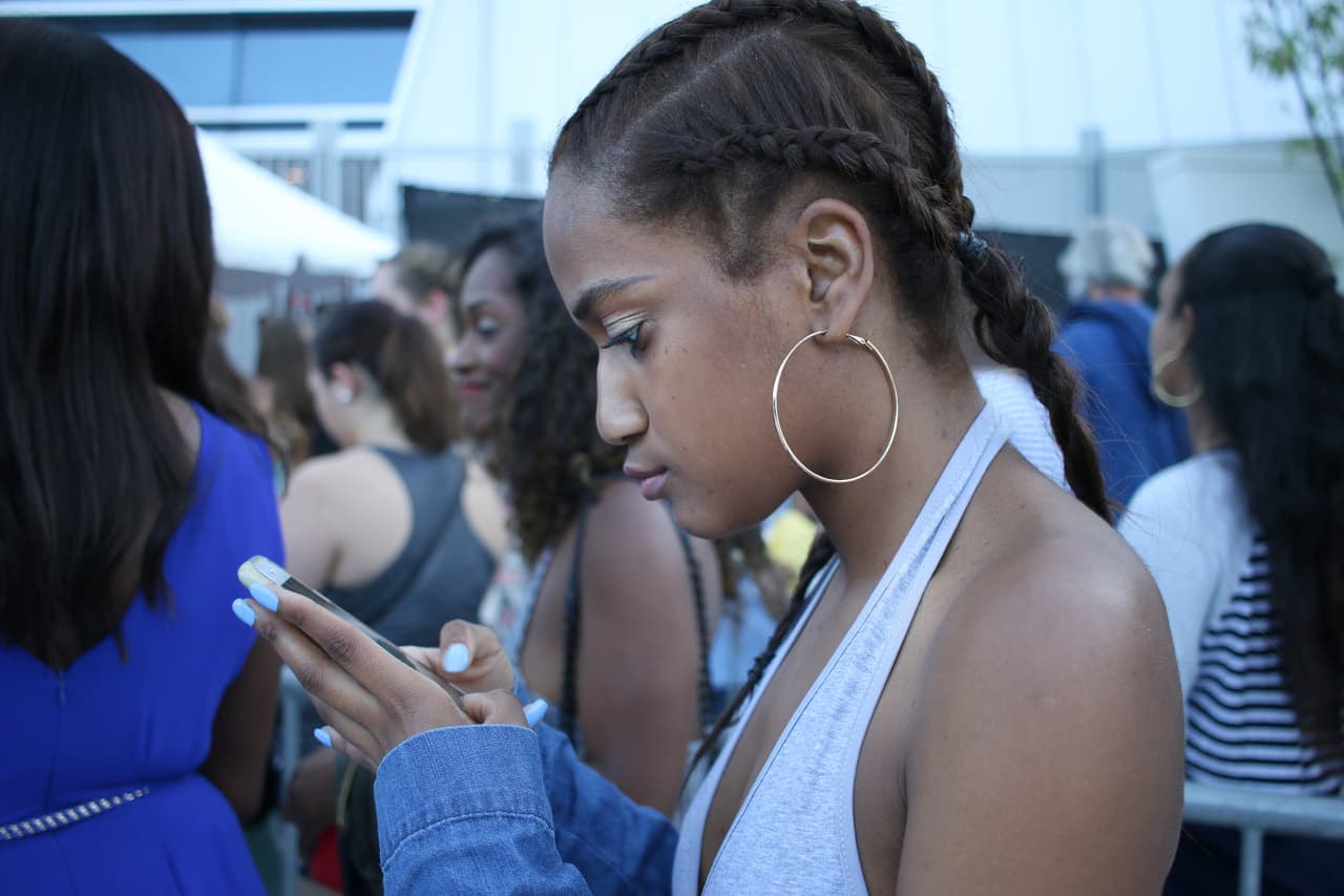 Entre las imágenes que inundaron los medios sobre el lanzamiento de "Lemonade", una parece haberse quedado en la memoria de todos: ella vestida de piel con su cara tapada y apenas insinuando su mirada. En un primer plano unas minúsculas trenzas que salen de la frente y se trepan por la cabeza. Ese peinado pareció un mandato entre las que se dieron cita para cantar sus canciones.