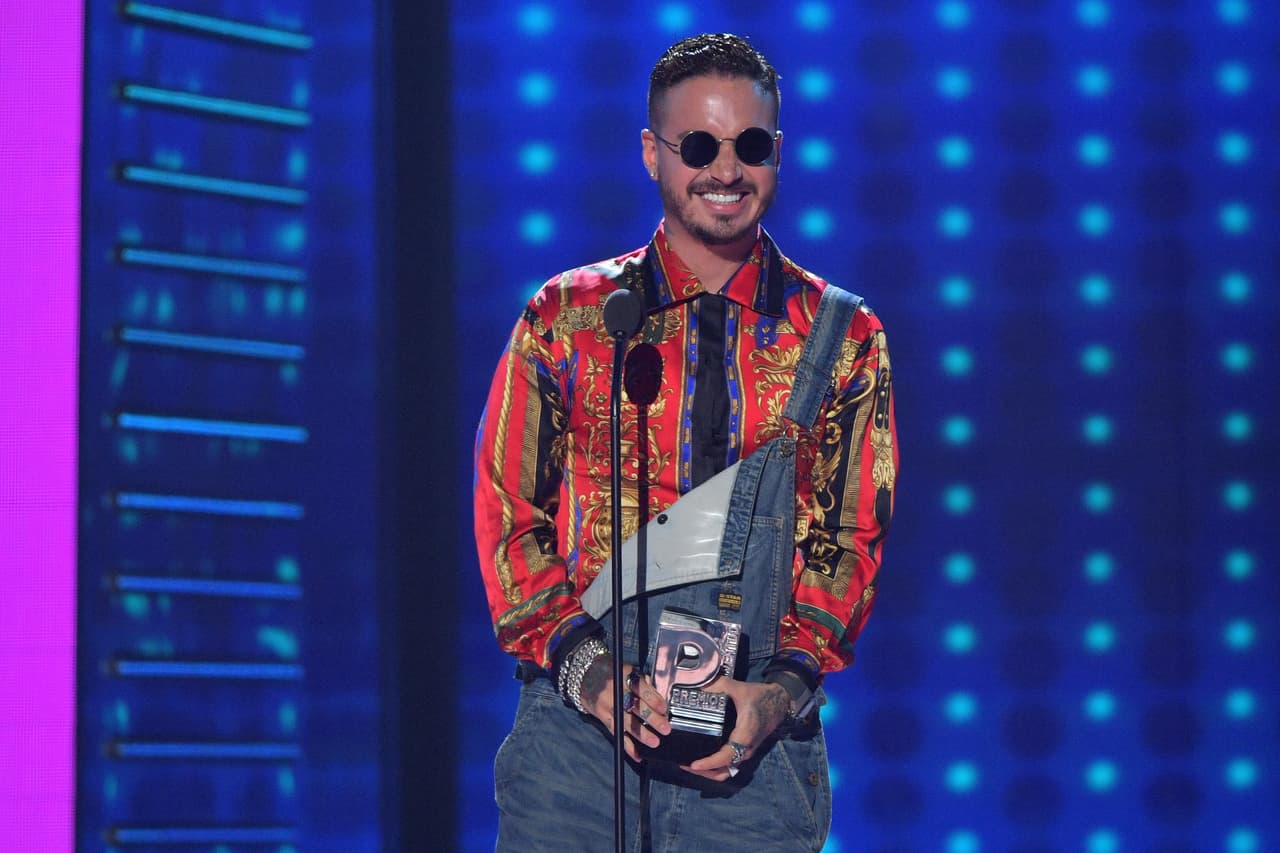 J Balvin ha traspasado fornteras para pisar importantes escenarios como el de Premios Juventud. Miles de personas en el mundo han bailado y coreado sus temas y por esta razón se encuentra entre los artistas favoritos de cada año en Premios Juventud.