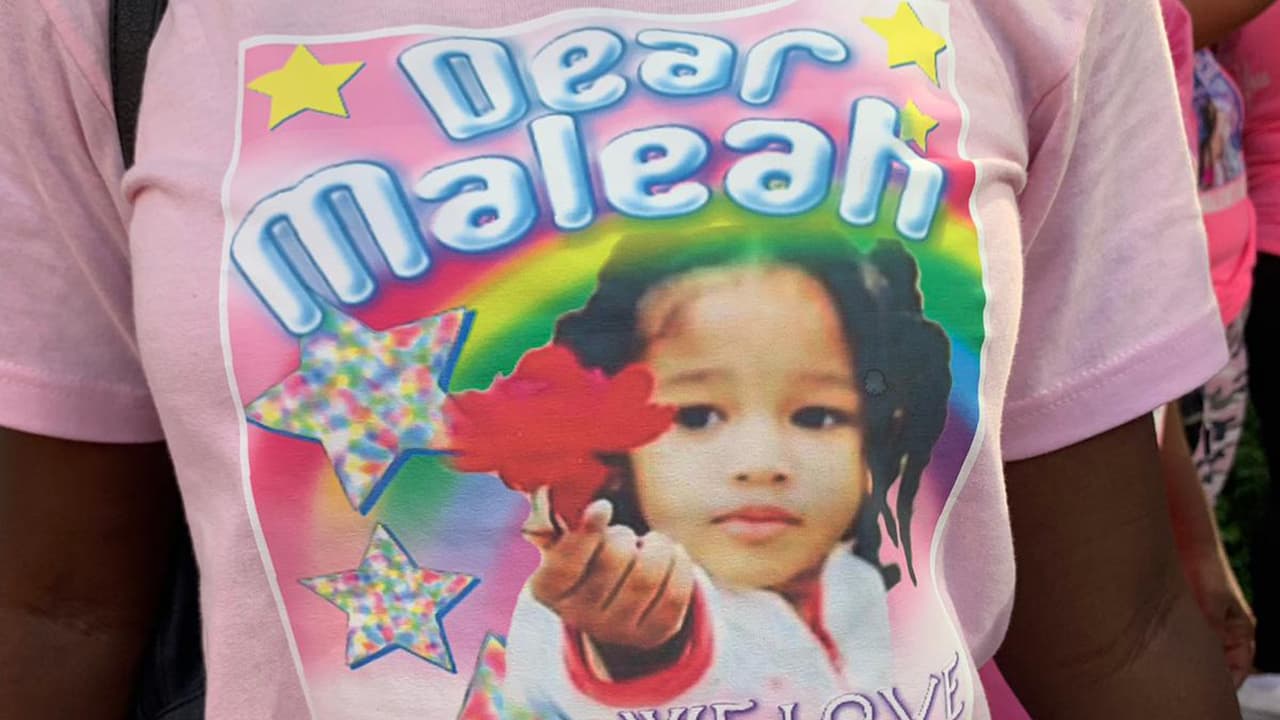 Muchos de los asistentes a la marcha en honor de Maleah llevaban puestas camisetas con la foto de la pequeña.