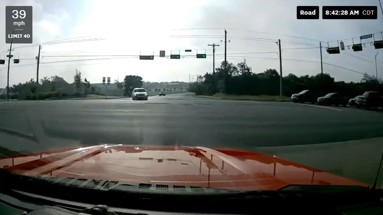 La ambulancia atravesaba la intersección de Burnet Road y Shoreline Drive en Austin, en Texas.