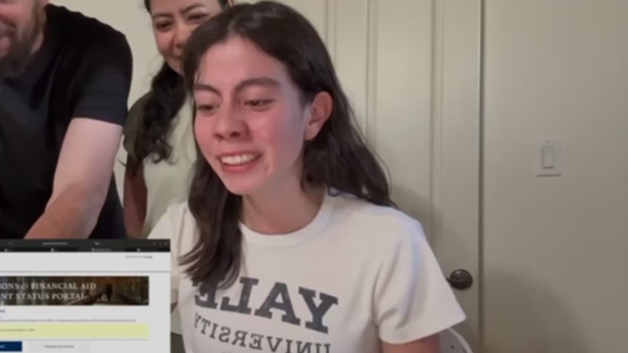 Joven celebra su ingreso a Yale tras ser aceptada en varias universidades