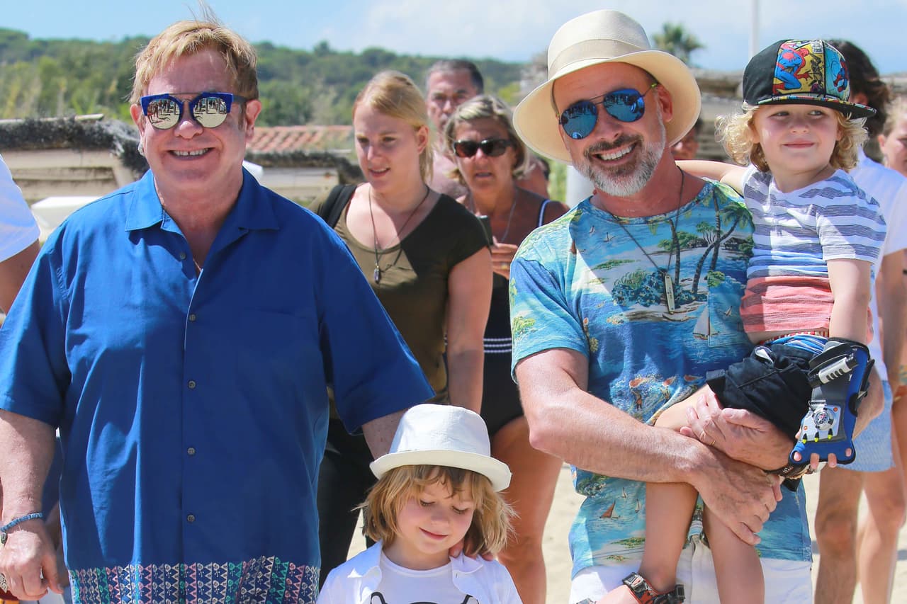 Zachary y Elías son los nombres que este par de famosos padres eligieron para sus hermosos hijos a quienes han llenado de infinito amor desde que llegaron a sus vidas.