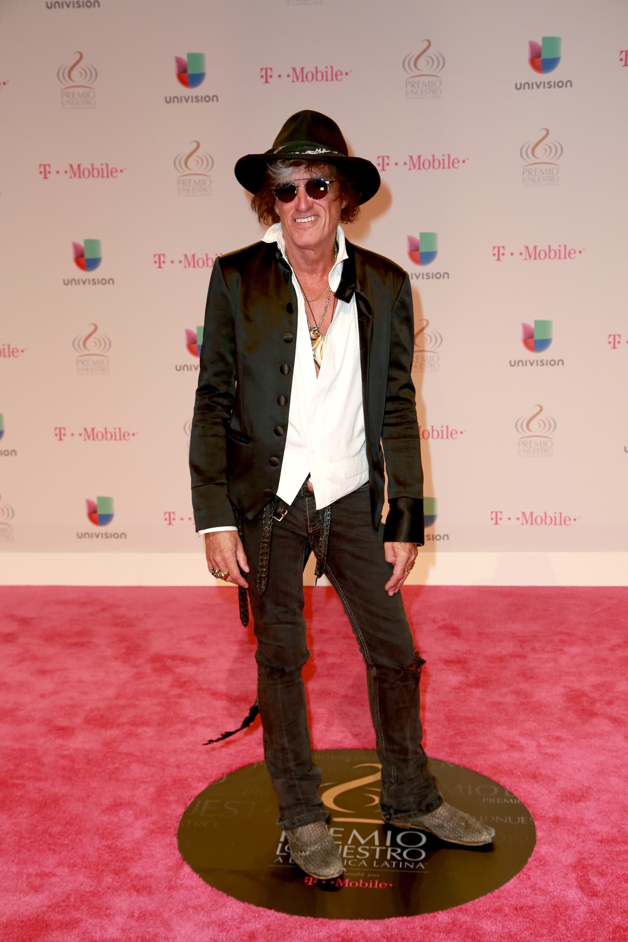 El guitarrista de la legendaria banda de rock Aerosmith, Joe Perry, en la entrega 2016 del Premio no luce tan emocionado como otros asistentes, y en su pose se nota a leguas.