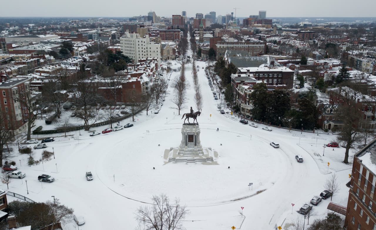 La nieve cubre la rotonda alrededor del monumento del general confederado Robert E. Lee, en Richmond, Virginia.