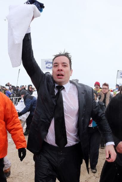 ¡Lo hizo!Mira lo congelado que quedó el comediante Jimmy Fallon luego de aceptar el reto que le hizo el alcalde de Chicago Rahm Emanuel de lanzarse a las congeladas aguas del Lago Chicago durante el Polar Plunge 2014 y con un temperatura de 2 grados
