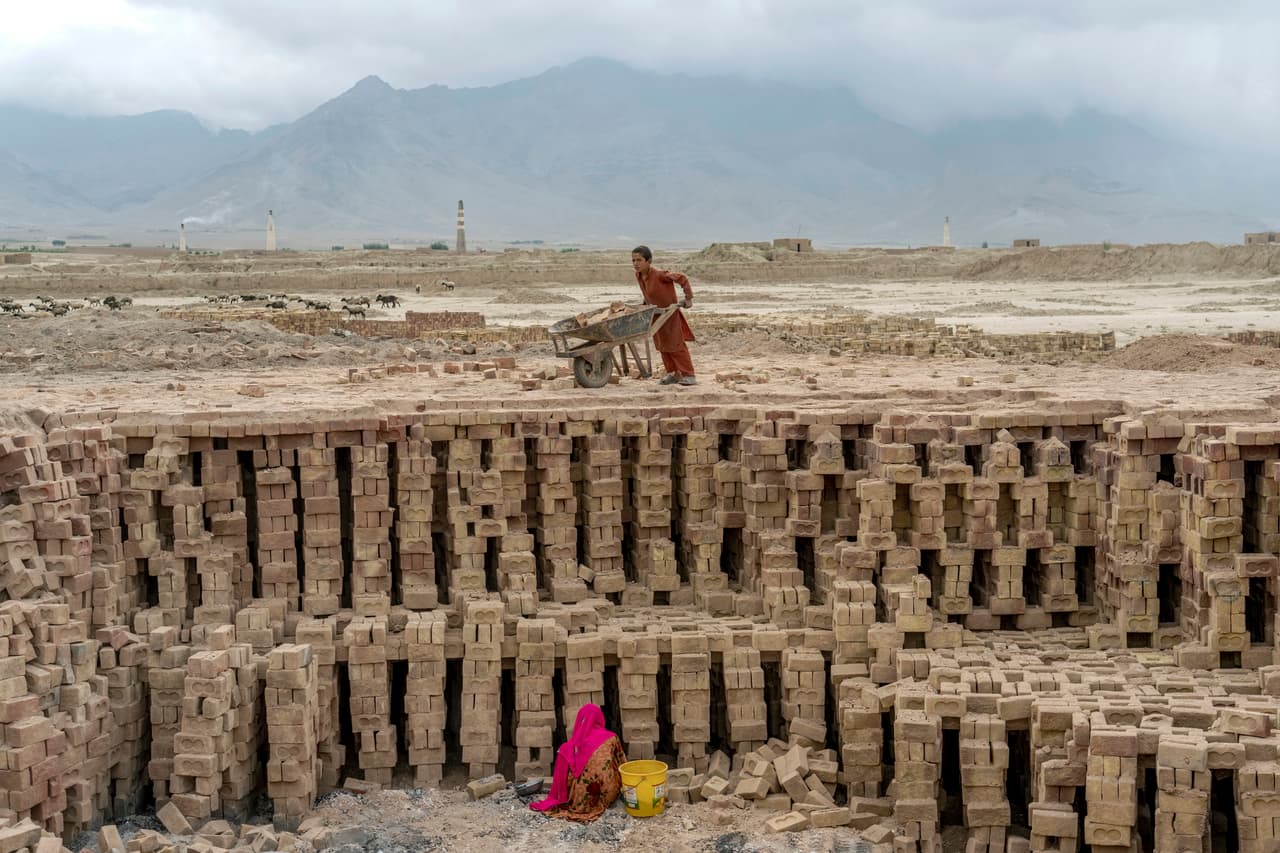 El paisaje es sombrío y árido, con chimeneas expulsando humo negro y hollín. Las familias viven en casas de barro en ruinas junto a los hornos. Para la mayoría, la comida de un día es pan mojado en té.