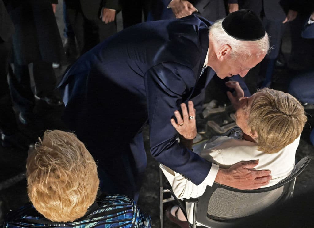 Biden abraza a Giselle Cycowicz y Rena Quint durante su visita este miércoles al Museo Conmemorativo del Holocausto Yad Vashem, en Jerusalén.