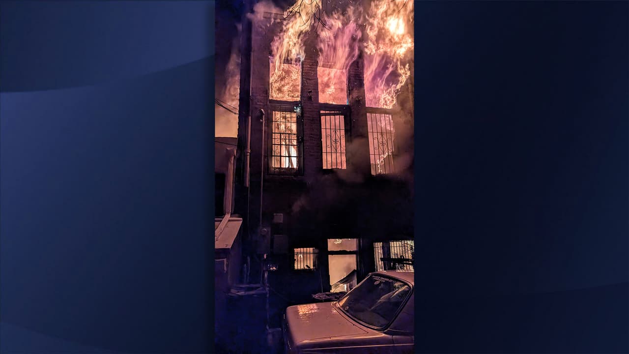 “Un trágico incendio en Main Street esta noche. Se evitó que se propagara gracias al esfuerzo heroico de nuestros Bomberos y la ayuda de muchos otros departamentos”, señaló el alcalde Ken Budge.