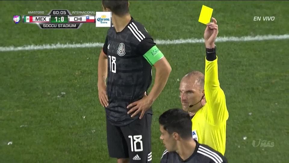 Tarjeta amarilla. El árbitro amonesta a Mauricio Isla de Chile