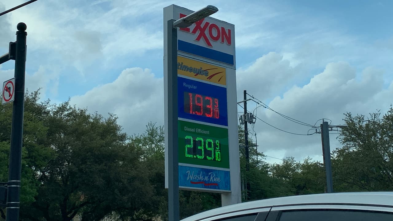 "A medida que cae la demanda de petróleo y gasolina, los precios se desploman en las gasolineras", resaltó el portavoz de AAA Texas, Daniel Armbruster.