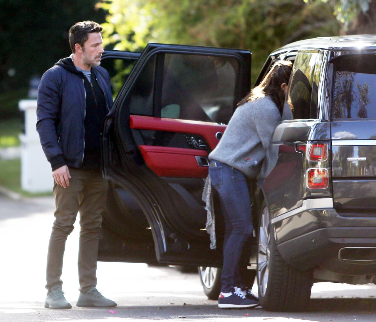 Como parte de su acuerdo de divorcio, ambos comparten la custodia de sus hijos, pero ella ha luchado para librarlos de 
<b><a href="https://www.univision.com/famosos/ben-affleck-tiene-un-nuevo-encuentro-con-la-policia-mientras-manejaba-por-una-autopista-de-los-angeles-fotos">posibles peligros que pudieran enfrentar cuando están con el actor</a></b>.