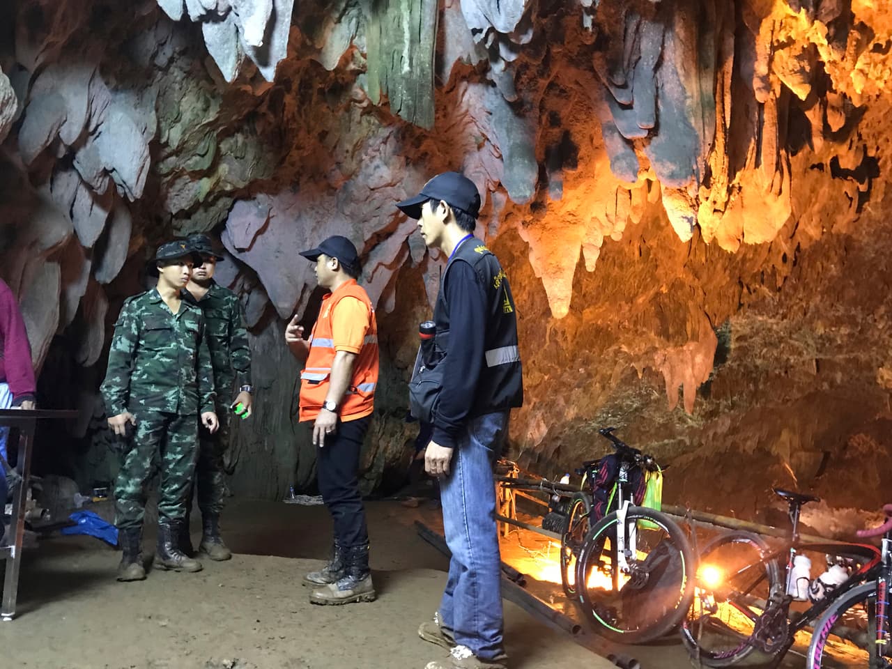 Unos 90 soldados y una decena de busos participan en las labores de búsqueda y rescate.