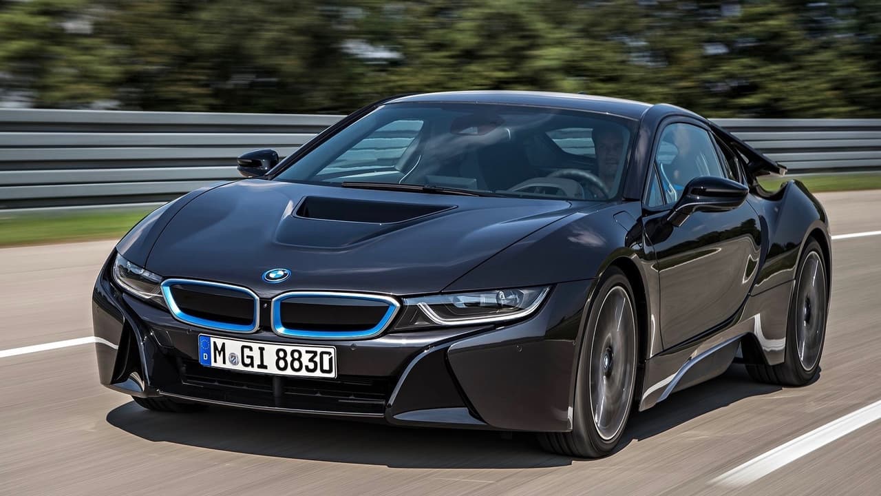 Se trata del 
<b>BMW i8</b>, el primer deportivo 
<b>híbrido recargable</b> (los que hay que enchufar para aprovechar la tecnología) del prestigioso fabricante alemán. El BMW i8 fue presentado por primera vez en 2014 como modelo 2015, contando con un motor de gasolina de tres cilindros con 1.5 litros de desplazamiento que trabaja en conjunto con un motor eléctrico situado en el eje delantero, el cual está alimentado por una batería de produce iones de litio con capacidad de 5.2 kWh y que con administración inteligente de energía. Este tren motriz de alta tecnología produce un total de 
<b>357 caballos de fuerza</b>, potencia más que suficiente para llevar a Chiquis a donde quiera sin producir mucha contaminación.