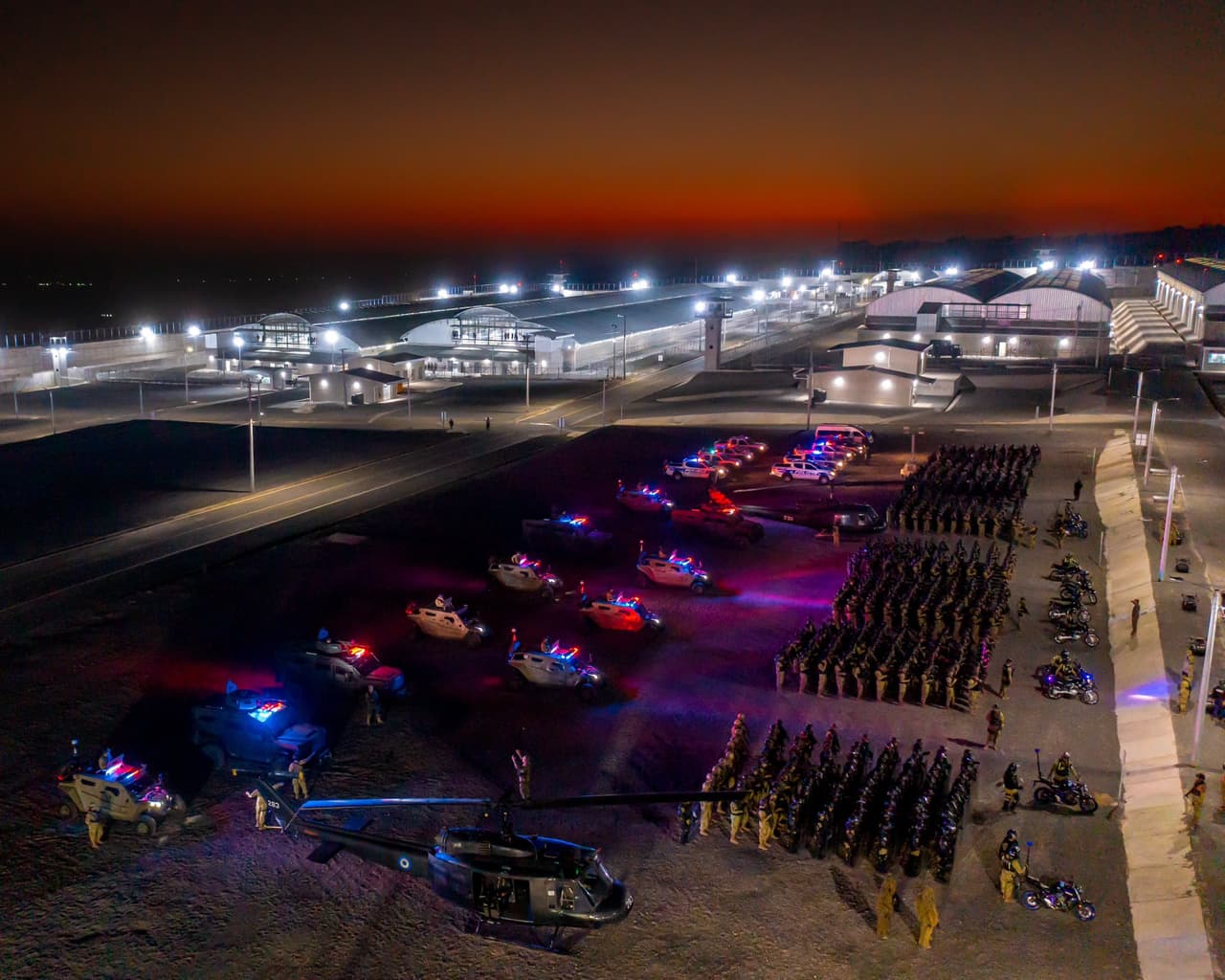 Bukele no precisó cuándo serán trasladados a la megacárcel los primeros de los casi 
<a href="https://www.univision.com/noticias/america-latina/bukele-detenciones-pandilleros-salvador-maras-regimen-excepcion">63,000 reclusos acusados de ser pandilleros</a>.