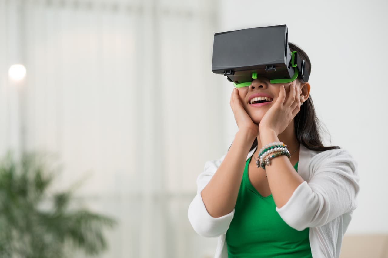 Arrasas con los drones, los robots, las últimas tecnologías porque no quieres estar ni una pulgada detrás de lo moderno y avanzado. Te excitan los llamados “rides” en parques temáticos y las películas de proyección al futuro, no repararás en gastos con tal de conseguirlas.