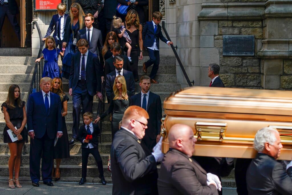 "Nos trató a los tres con puño de hierro, pero también con un corazón de oro", dijo Eric Trump. Ivana Trump se divorció en 1992 en medio de un gran escrutinio mediático tras la aventura de Donald Trump con la actriz Marla Maples, con quien se casaría un año después.
<br>