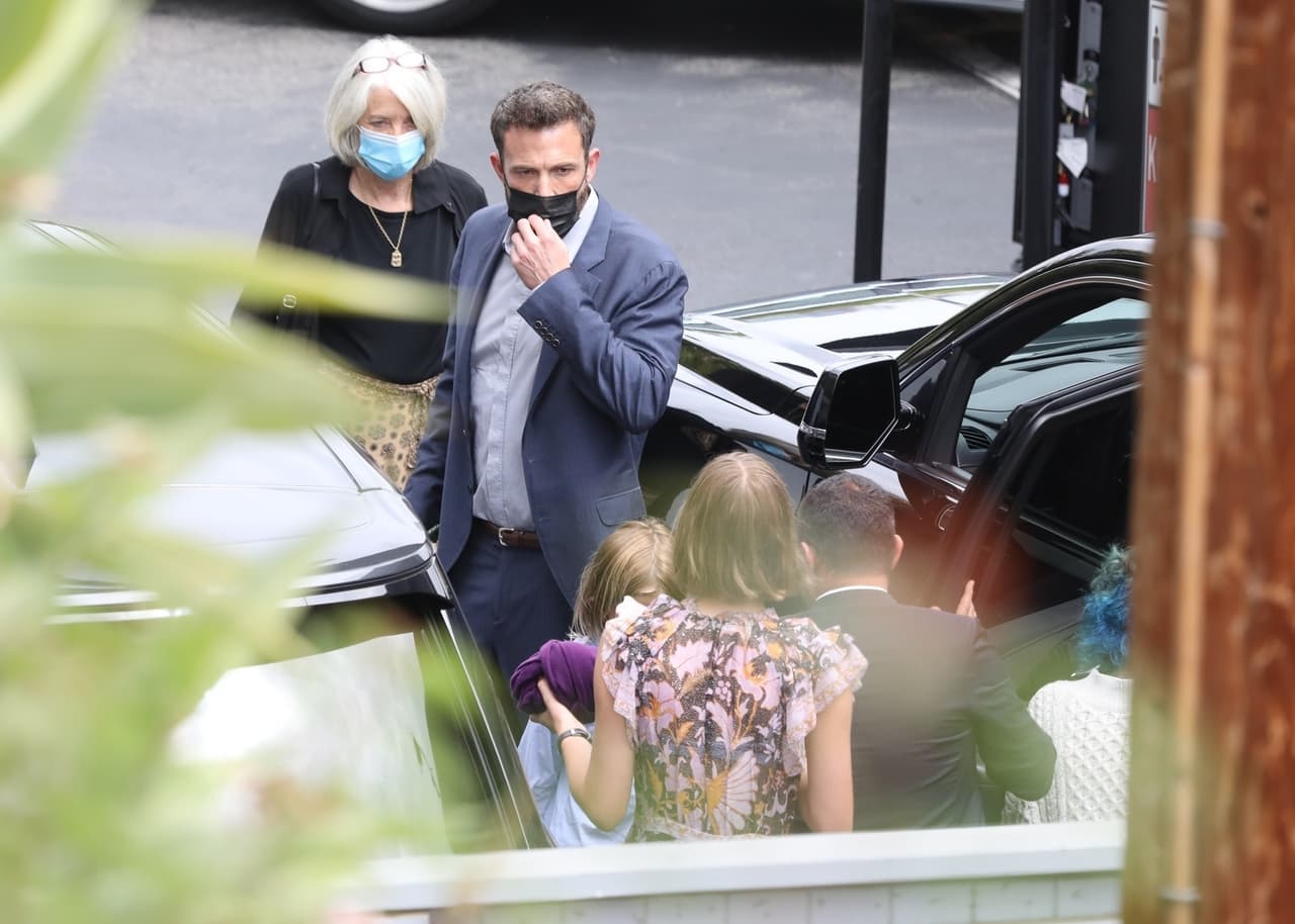 Pero esta vez, lucieron como familia mixta completa y de nueva cuenta fueron acompañados por la 'suegra' de la cantante. En la foto aparece detrás del actor. 
<br>