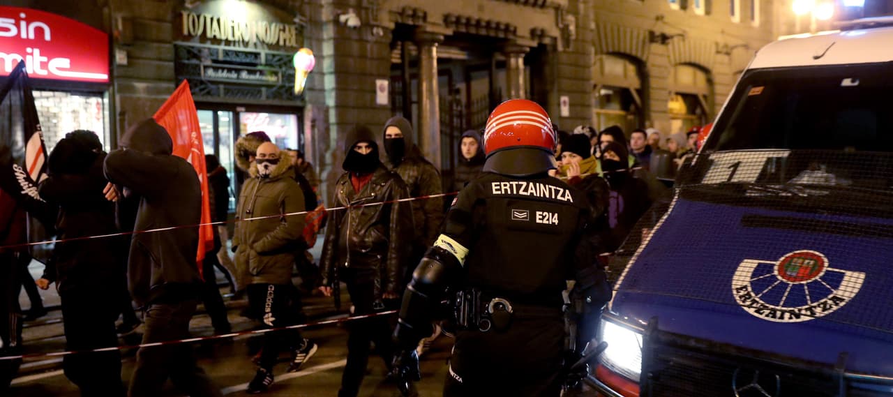 Se dice la situación se intensificó cuando un grupo de jóvenes antifacistas de Bilbao –algunos sin vinculo con el Athletic– se acercó al estadio para protestar por la llegada de los aficioandos rusos, abiertamente de extrema derecha.