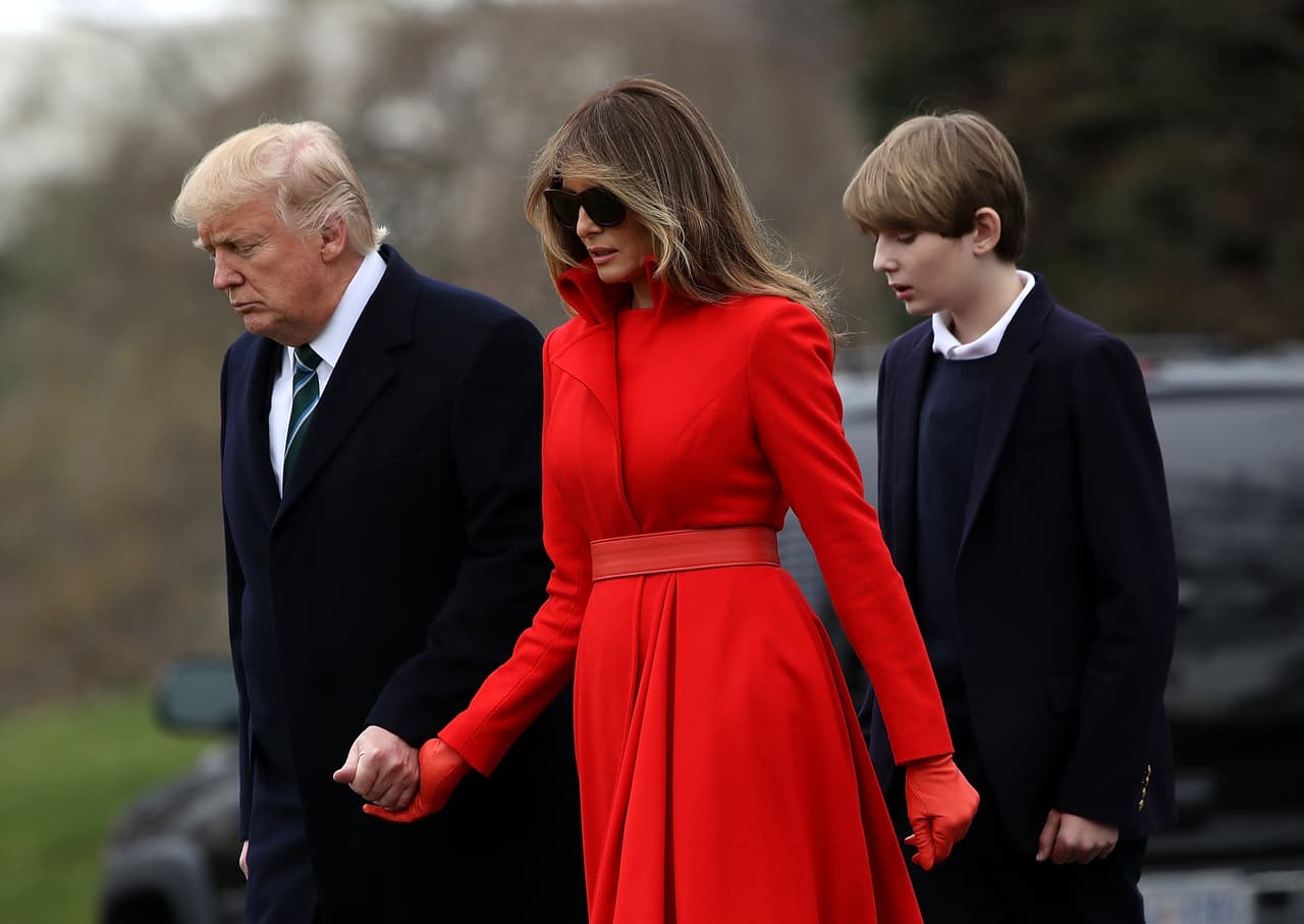 Con un abrigo tipo vestido elegante y clásico, con guantes rojos y lentes de sol, Melania Trump volvió a apelar a ese aire de diva del cine de otras décadas que viene marcando su estilo desde que ocupa el rol de primera dama. A su lado, caminan su esposo Donald Trump y su hijo Barron, al que no veíamos desde la posesión presidencial.