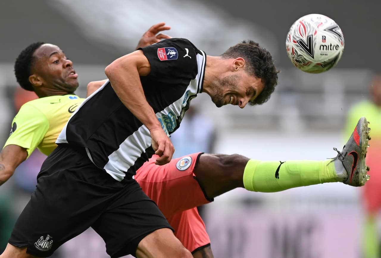 Raheem Sterling intenta jalar el balón con el pie pero Fabian Schaer se cruza con la cabeza.