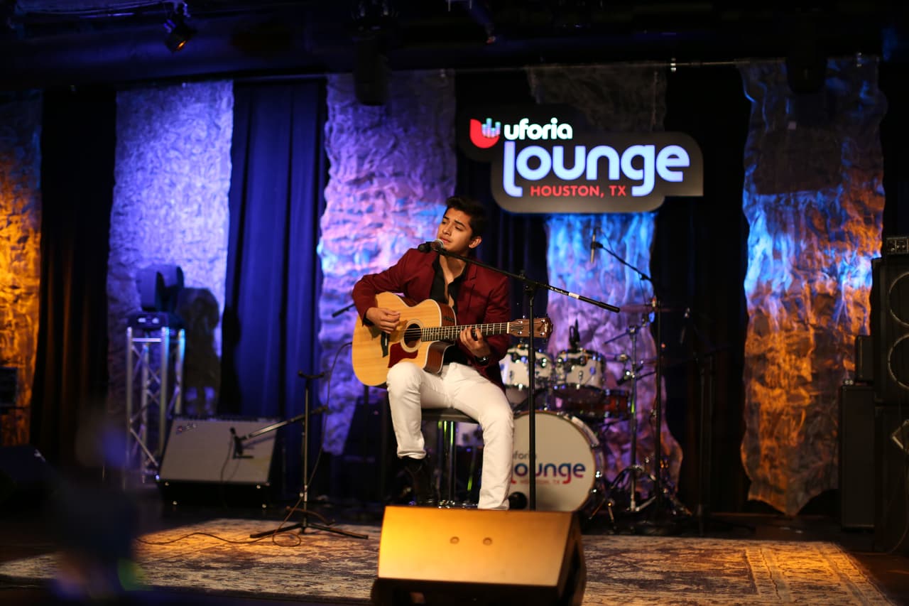 Neto Bernal, que inició su carrera en Pequeños Gigantes, presentó algunos temas de su disco titulado 'De Mexicali, hasta Reynosa'.