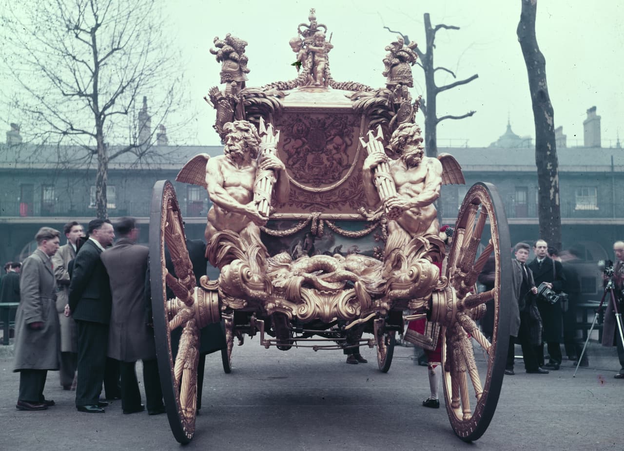 La reina eligió para el día de su coronación el carruaje conocido como 'Gold State Coach', fabricado en
<b> </b>1760 y usado por primera vez por George III. Fue la misma Isabel II quien en una entrevista con la BBC comentó detalles de su paseo en este vehículo ese día, el cual describió como algo "incómodo" y "horrible".