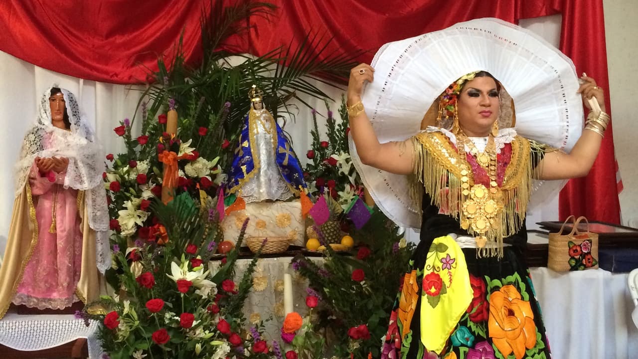 Muxe significa una persona que nació con el sexo masculina y adopta el rol femenino.