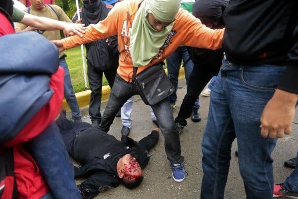 Unos 16 policías antimotines resultaron heridos.