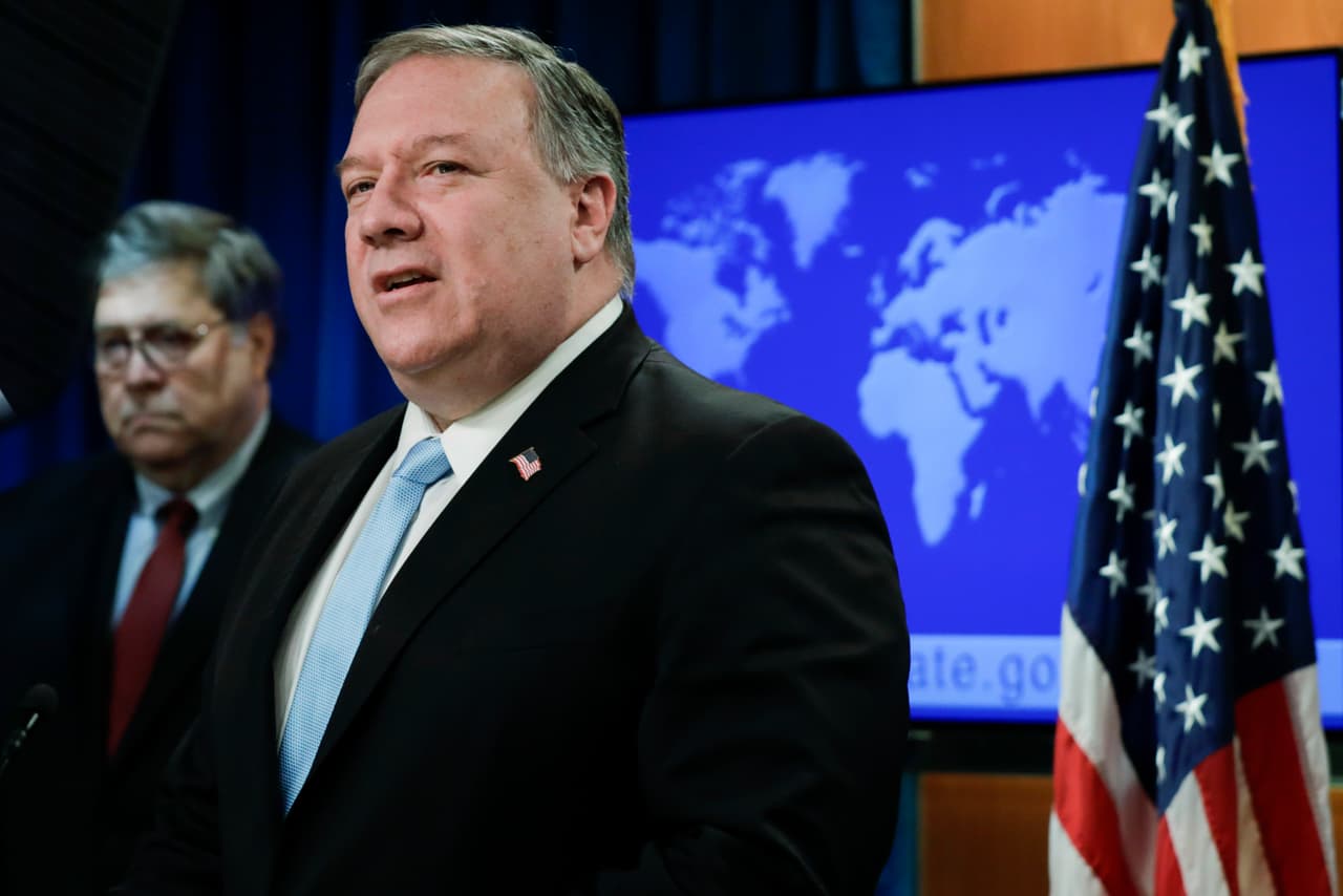 El Secretario de Estado Mike Pompeo habla mientras el Fiscal General William Barr escucha, durante una sesión informativa conjunta, el jueves 11 de junio de 2020 en el Departamento de Estado en Washington.