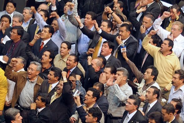 Mientras los diputados y senadores del izquierdista Partido de la Revolución Democrática (PRD) gritaban consignas contra Calderón y el PAN, los panistas aplaudian al nuevo mandatario.