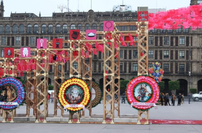 El monumental altar está dividido en cuatro áreas que representan las cuatro regiones del país, acompañado por 32 coronas de flores que representan las entidades federativas de México. 
<br>