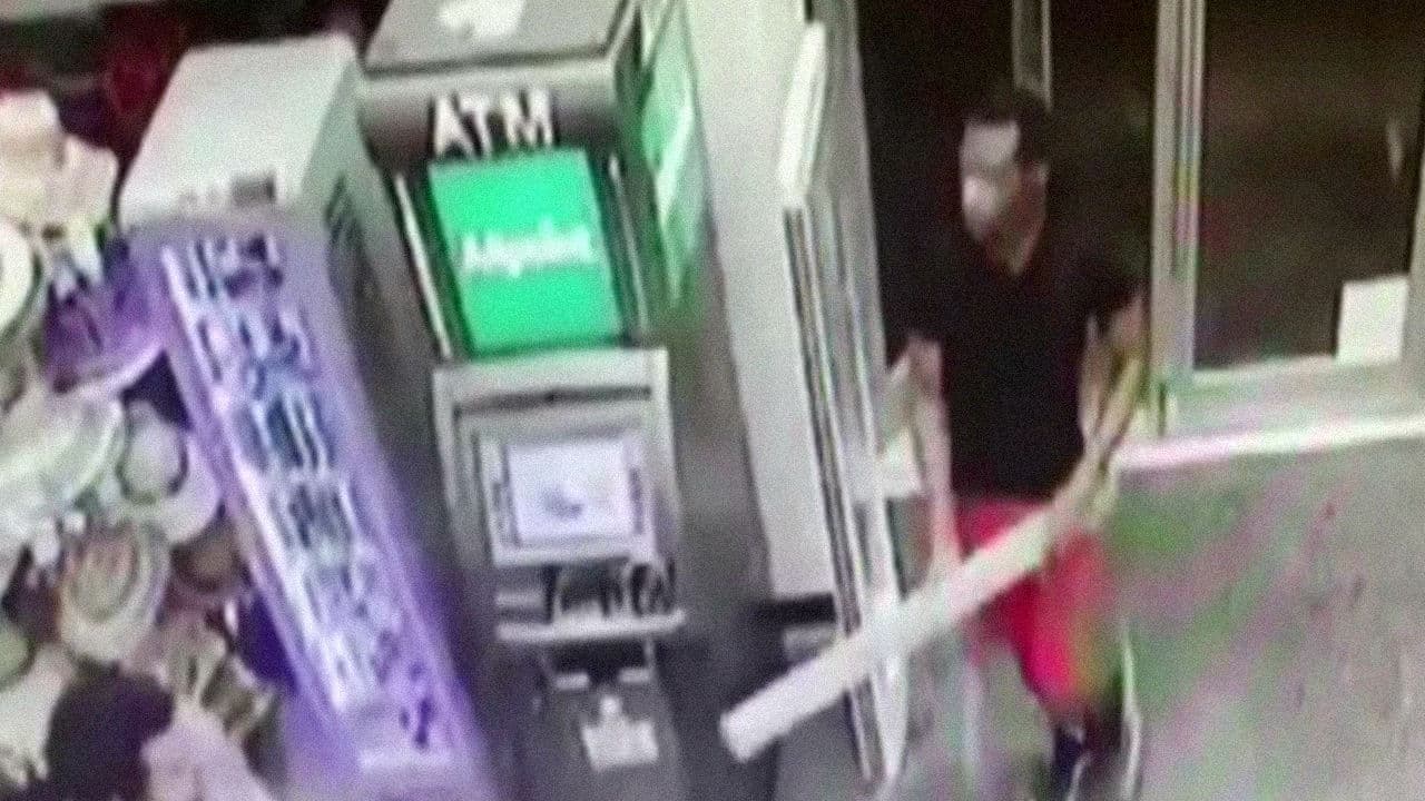 Un ladrón robó más de 500 dólares de una farmacia usando un pedazo de madera