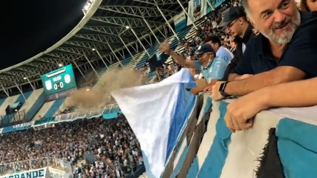 Aficionado de Racing lanza cenizas de un familiar sobre otros fans en pleno partido