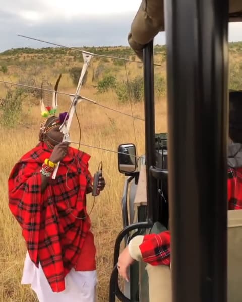 Lili ha compartido en Instagram algunos videos sobre su experiencia: "Yo pensé que la antena del guía era para buscar señal para ver Univision, pero ellos la usan para encontrar a los leones que están marcados electrónicamente", explicó entre bromas.