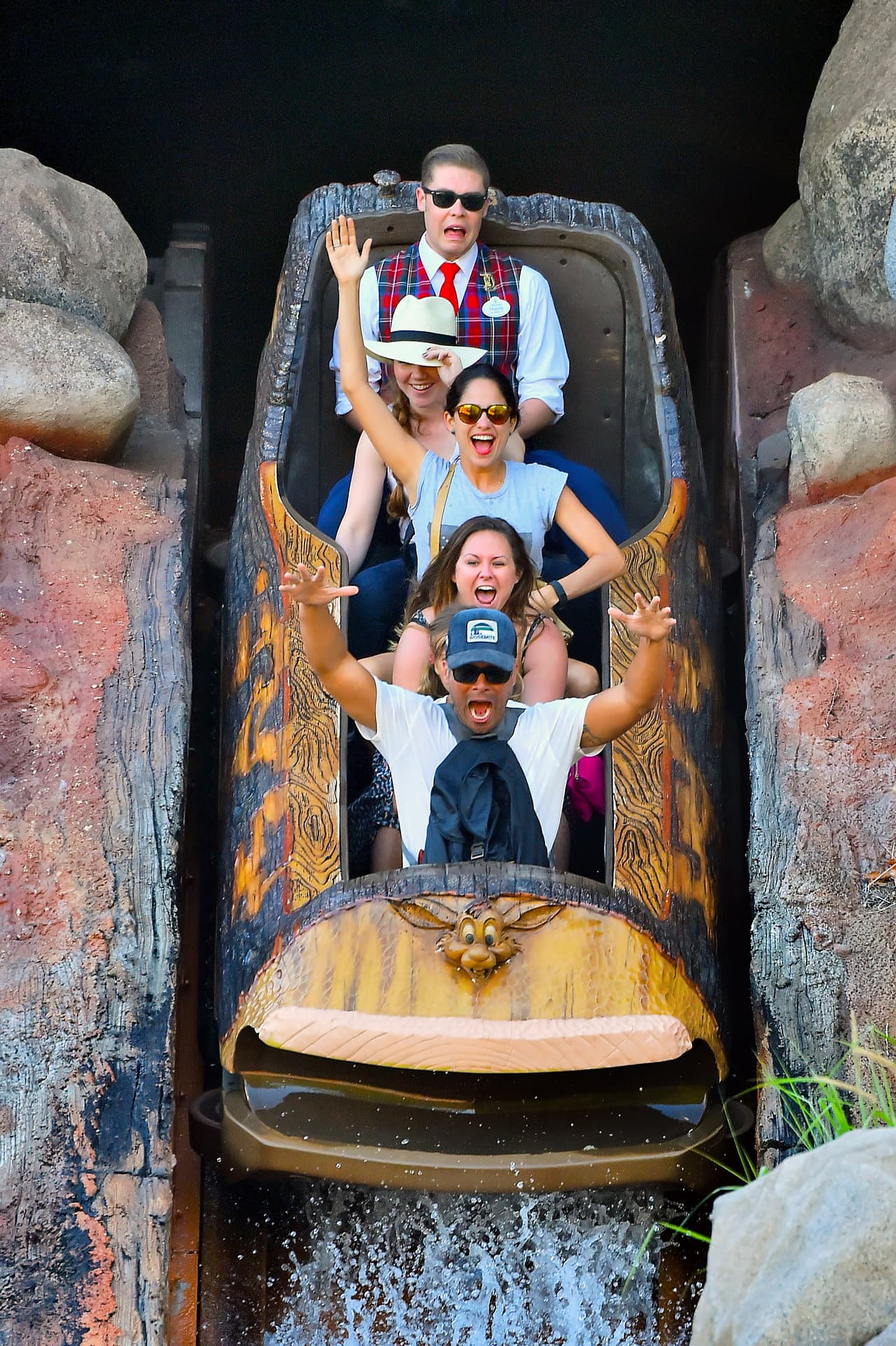 Jessica deteniéndose su sombrero.
