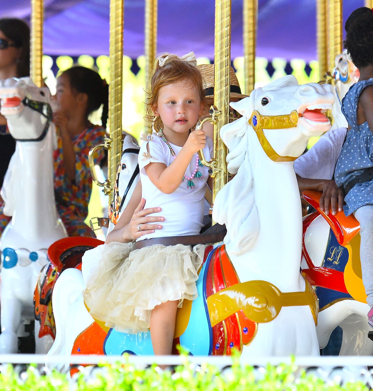 Subieron a la pequeña Haven al carrusel.