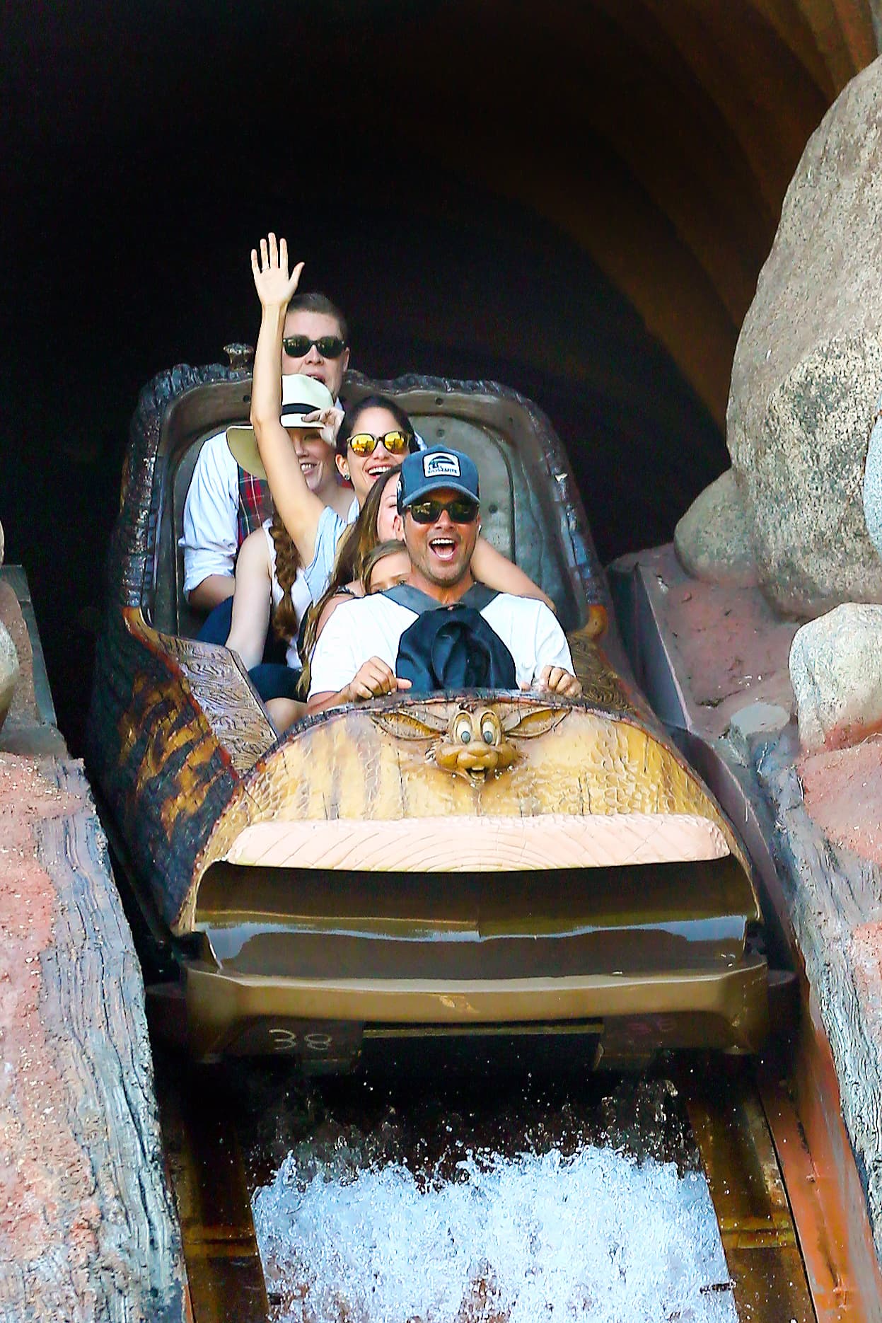 Cash Warren, su marido, hasta el frente.