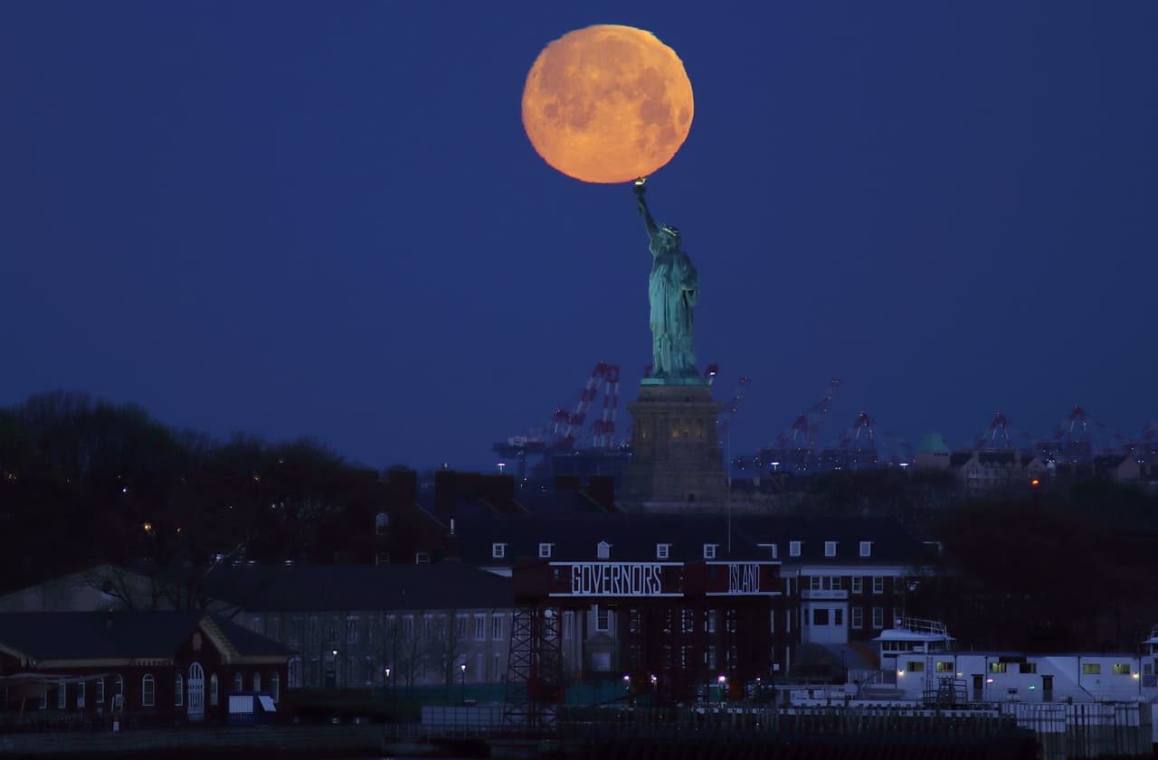 Los expertos creen que en 2021, además de esta ocasión, se presentarán otras dos superlunas: el próximo 26 de mayo y después el 24 de junio.
<br>
<br>En la foto, sobre la Estatua de la Libertad.