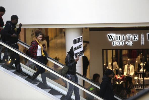 Y frente a las protestas encendidas y las detenciones, tres mujeres protagonizaron un incidente menor: se fueron a los golpes por una muñeca en el condado de Orange. Una de ellas fue a dar al hospital.