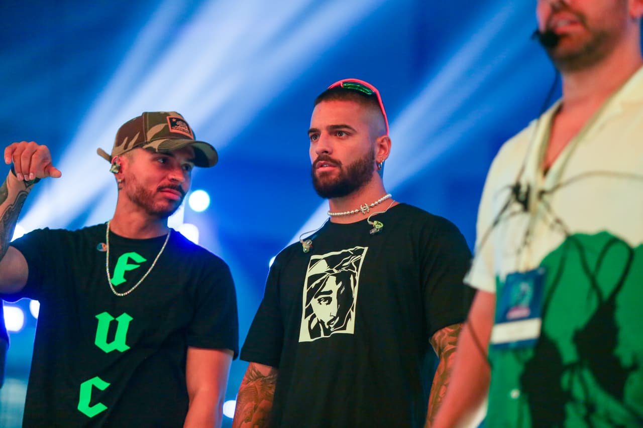 Aunque mantuvo las gafas oscuras, la gargantilla de perlas de Chanel y los pantalones deportivos, Maluma optó con una camiseta negra.