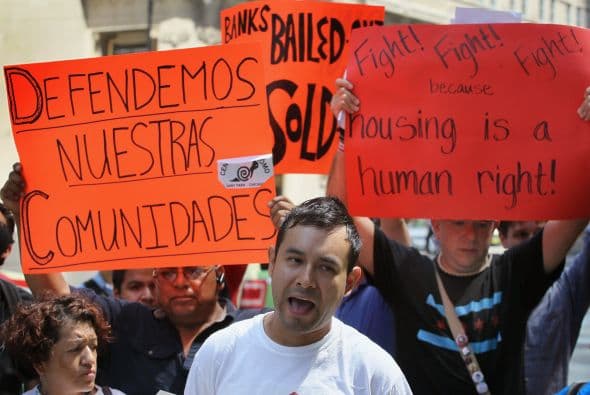 Miembros de Occupy Chicago salieron a las calles para protestar contra los recientes embargos. Miembros de la Campaña contra desahucios, y Comunidades Unidas Contra Embargos y Desahucios se unieron a la protesta que se llevó a cabo afuera de las instalaciones regionales de Fannie Mae.